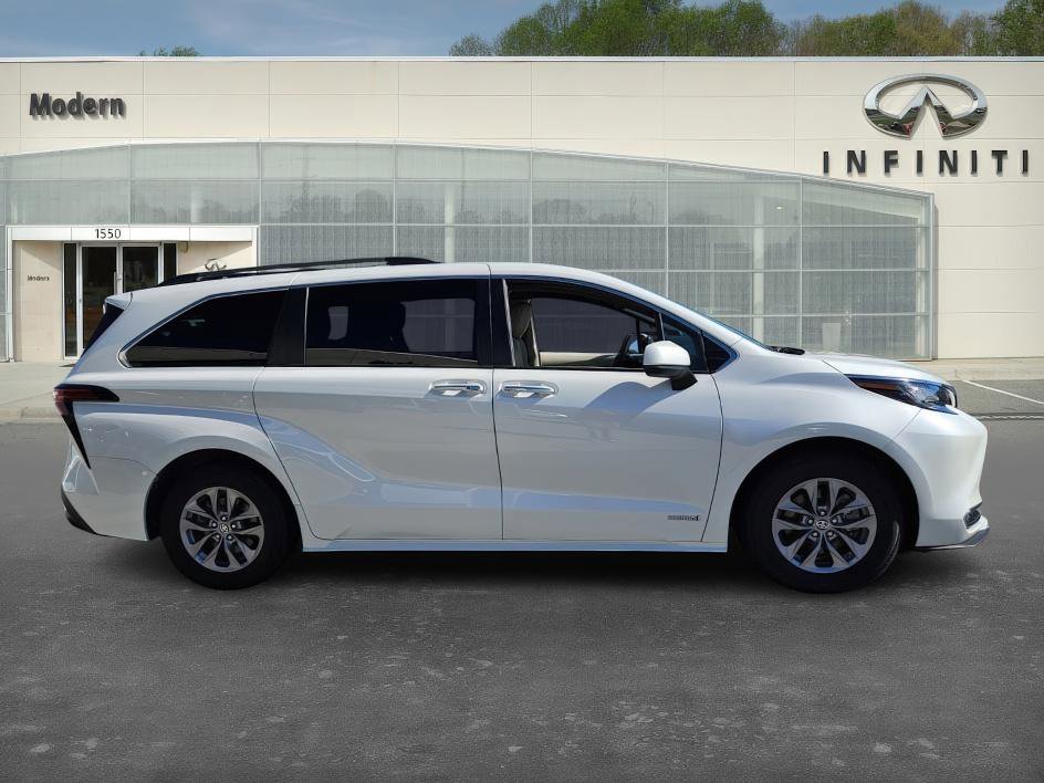 2021 Toyota Sienna XLE photo 3