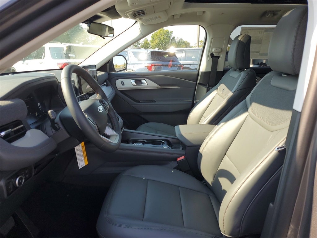 2025 Ford Explorer photo 6