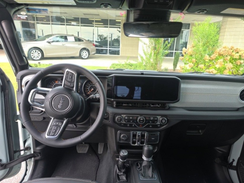 2024 Jeep Wrangler Sahara photo 7