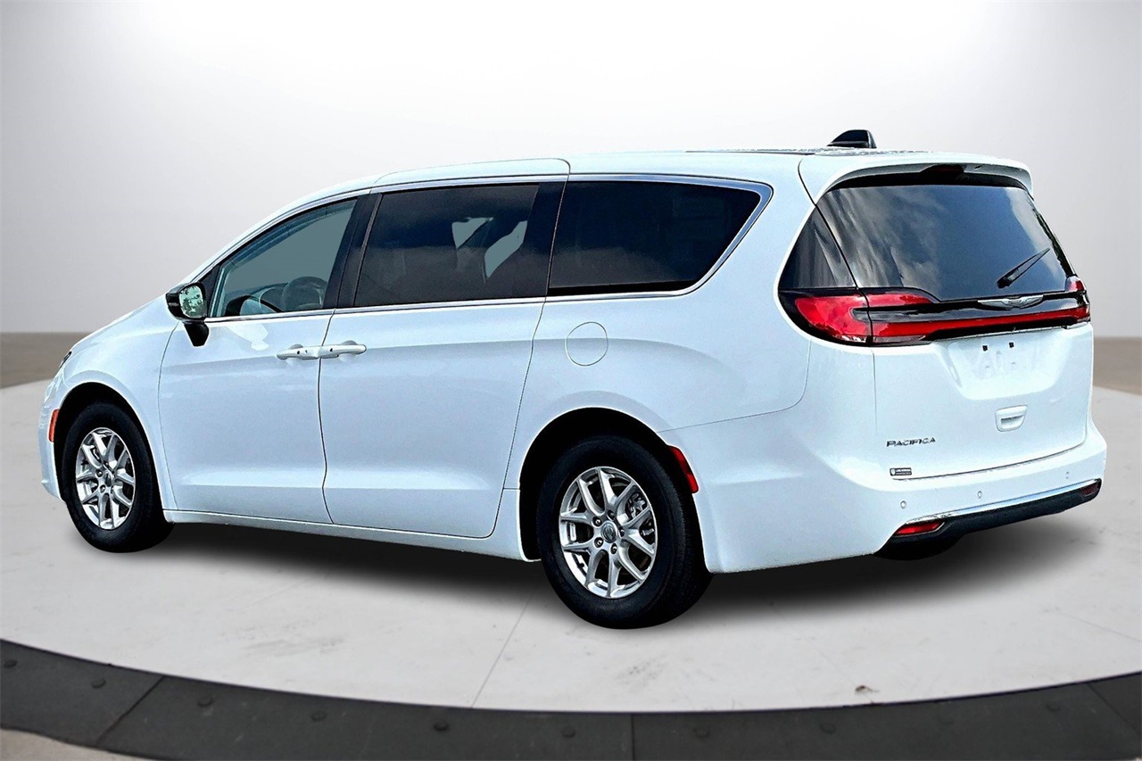 2024 Chrysler Pacifica Touring L photo 6