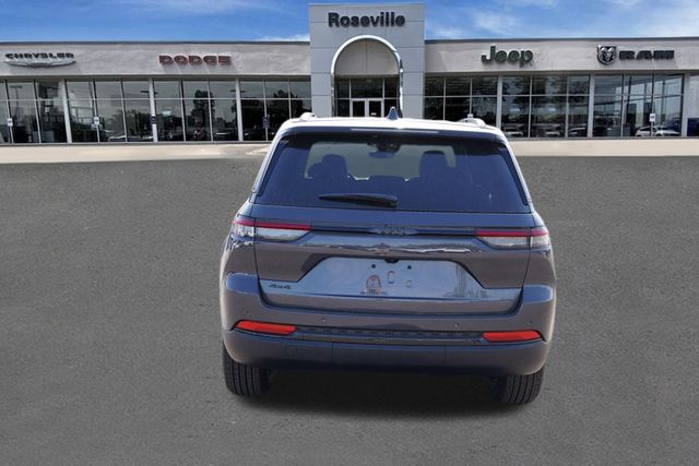 2025 Jeep Grand Cherokee Laredo Altitude photo 4