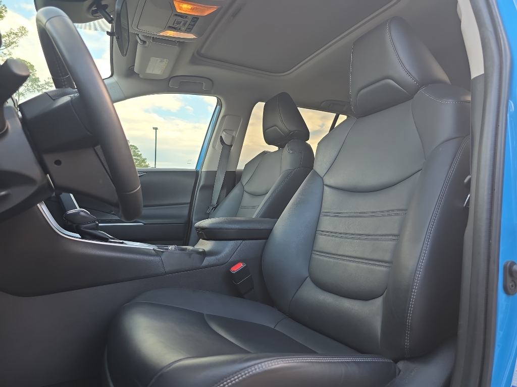 2021 Toyota RAV4 Hybrid XLE Premium photo 13