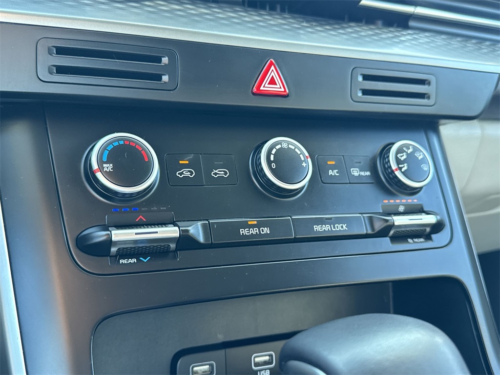 2024 Kia Carnival LX photo 23