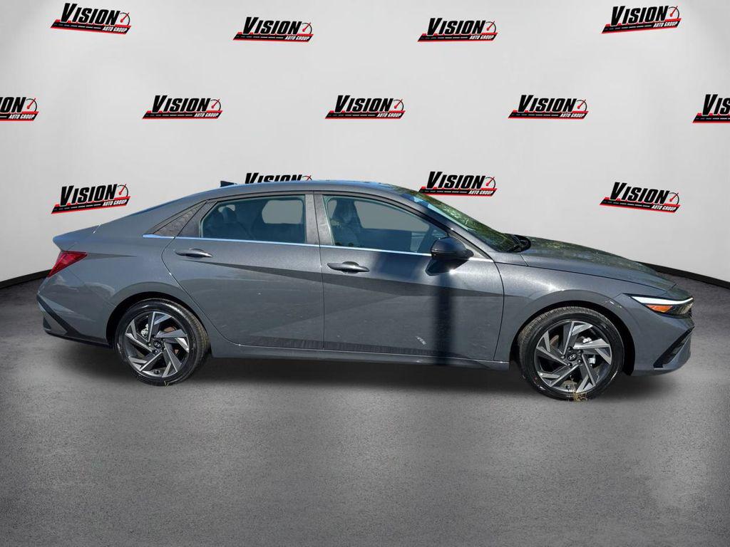 2025 Hyundai Elantra Limited photo 4