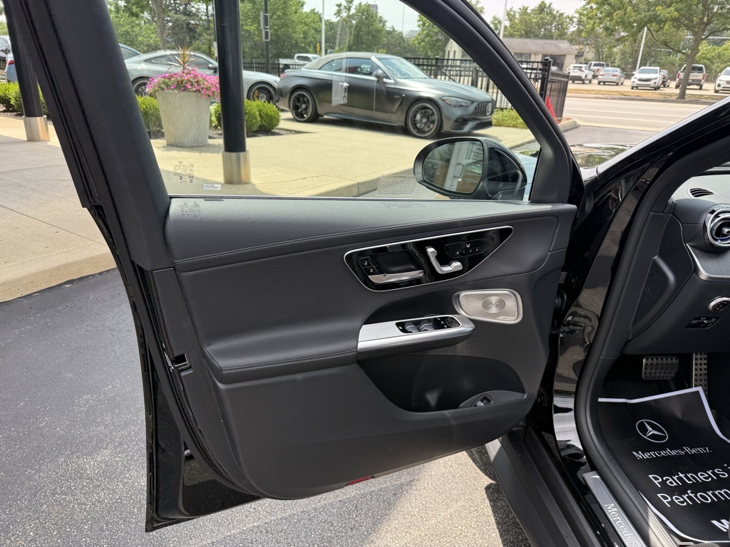 2025 Mercedes Benz GLC 300 4MATIC photo 6