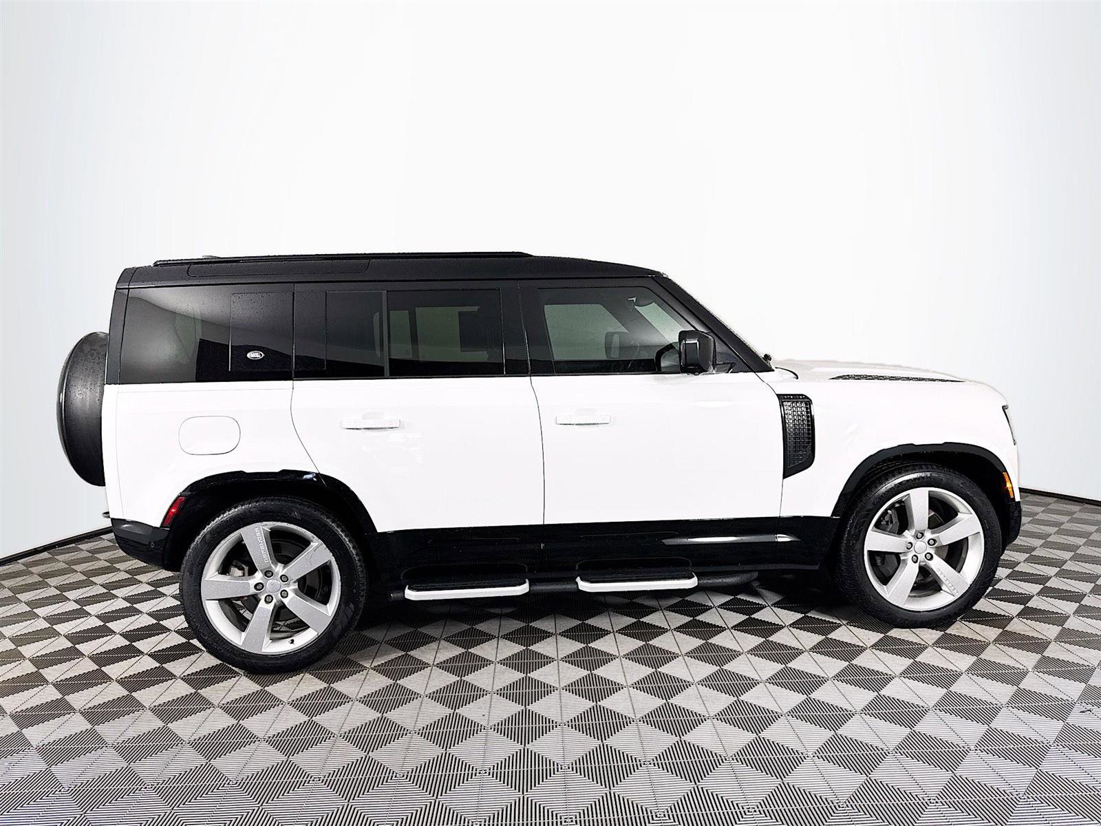 2023 Land Rover Defender 110 X-Dynamic SE photo 2