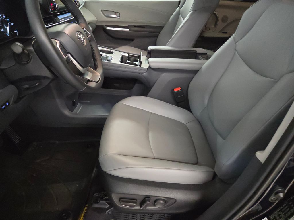2024 Toyota Sienna XLE photo 17