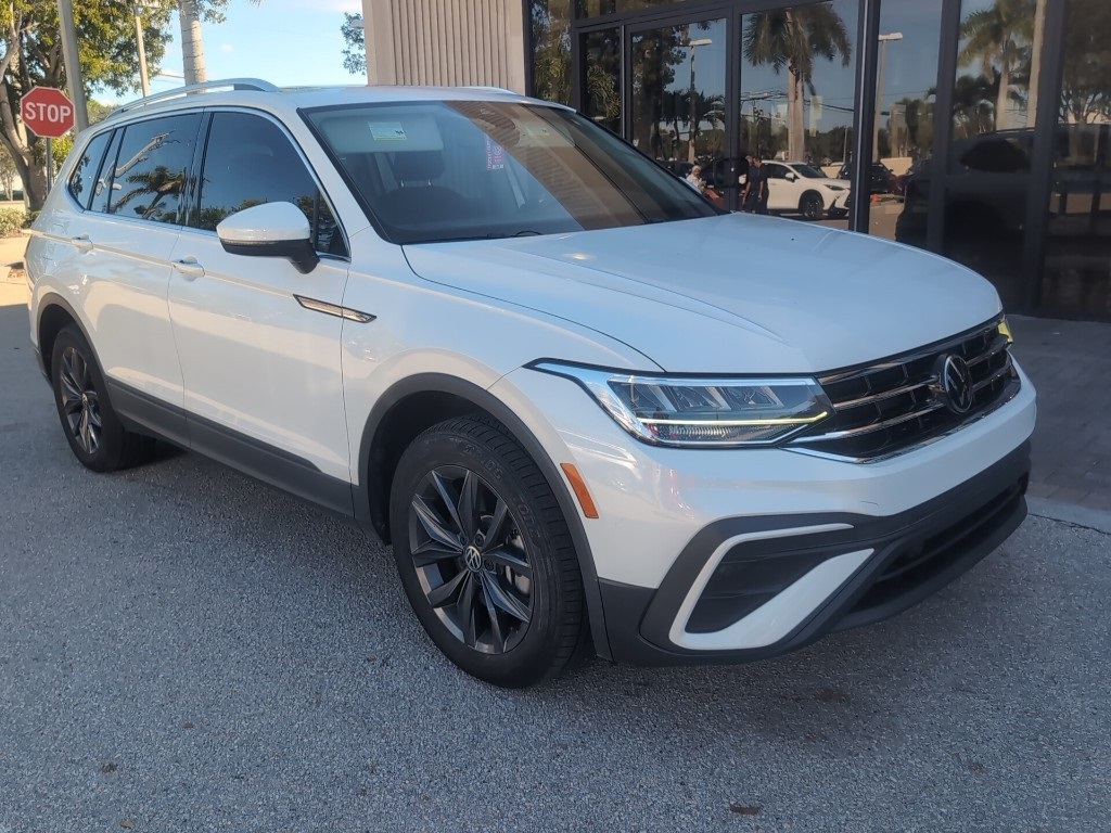 2023 Volkswagen Tiguan SE's photo