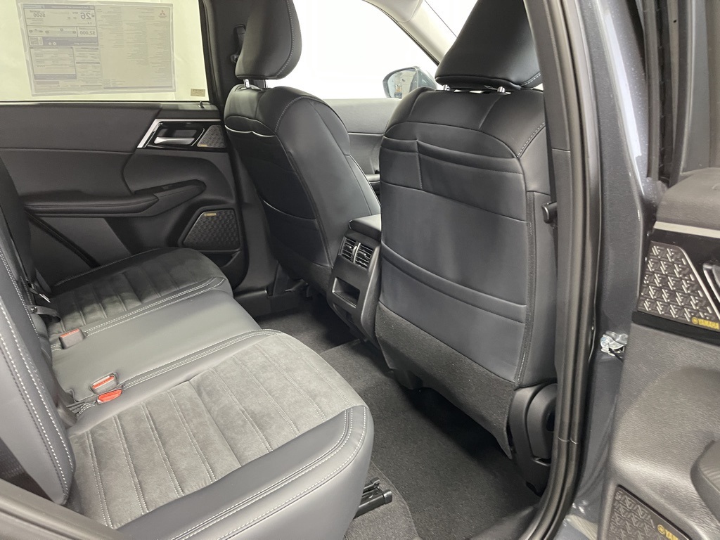 2025 Mitsubishi Outlander SE photo 31