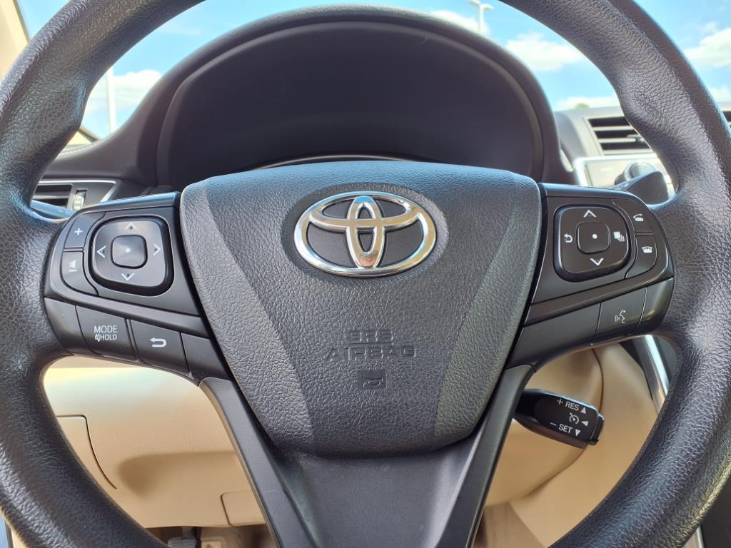 2015 Toyota Camry Hybrid LE photo 22