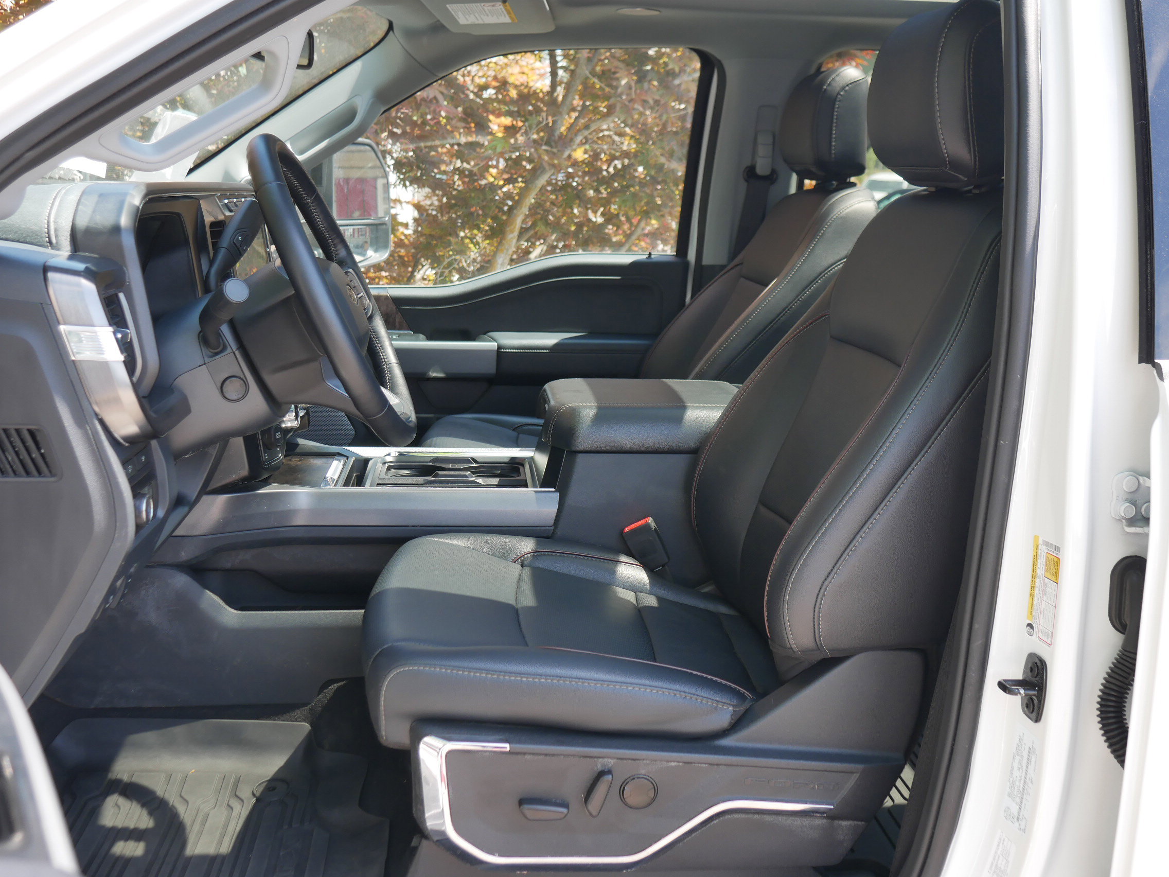 2024 Ford F-350 Lariat photo 2
