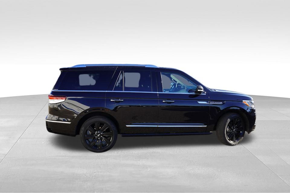 2024 Lincoln Navigator Reserve Luxury Monochromatic photo 3