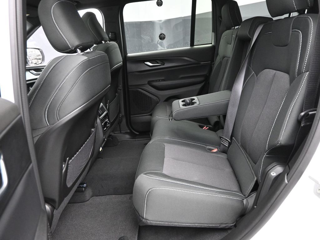 2025 Jeep Grand Cherokee Laredo X photo 10