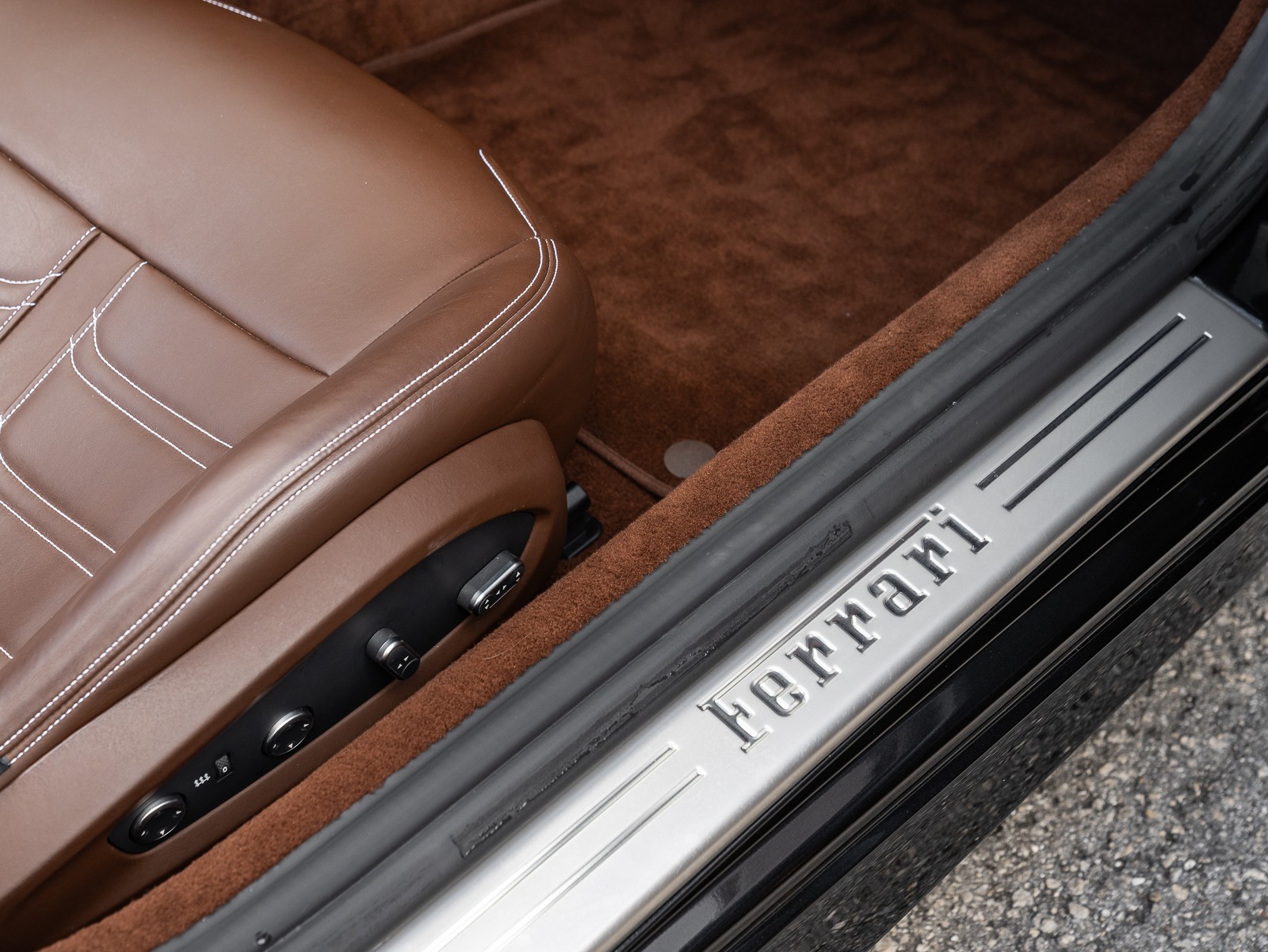 2015 Ferrari California T photo 32