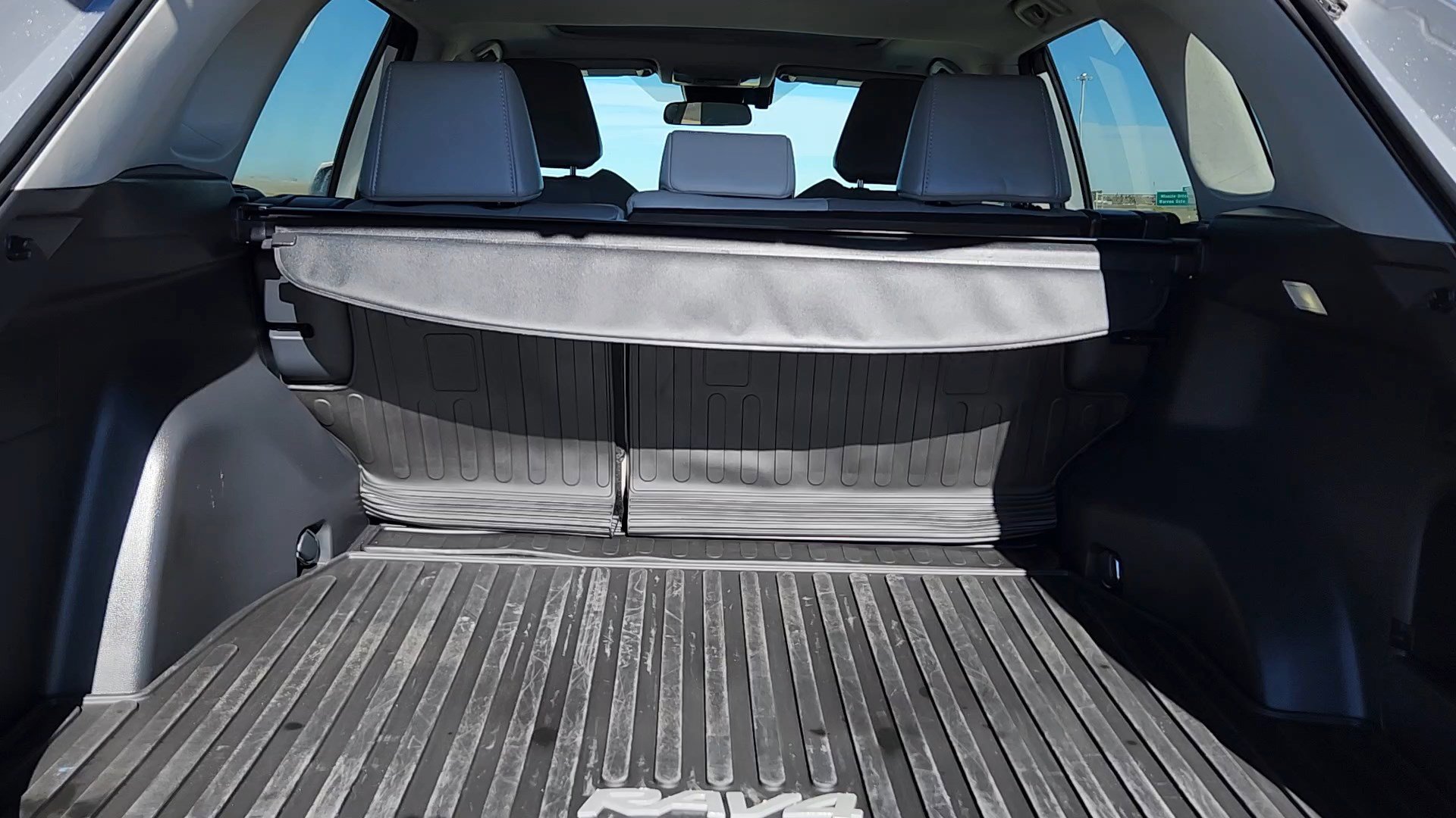 2023 Toyota RAV4 XLE Premium photo 18
