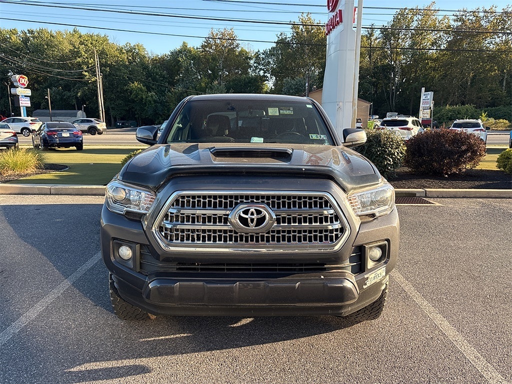 2016 Toyota Tacoma TRD Sport photo 2