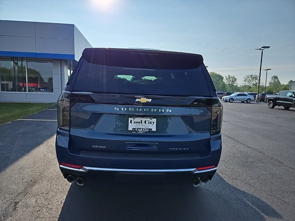 2025 Chevrolet Suburban Premier photo 4