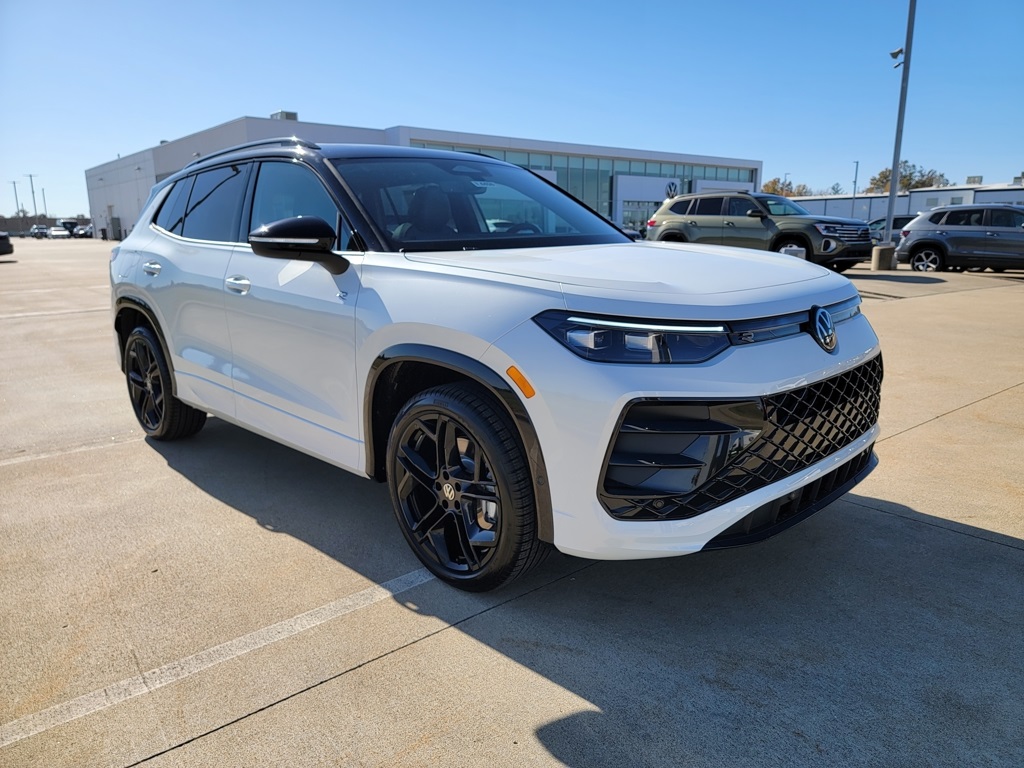 2026 Volkswagen Tiguan SE R-LINE BLACK's photo