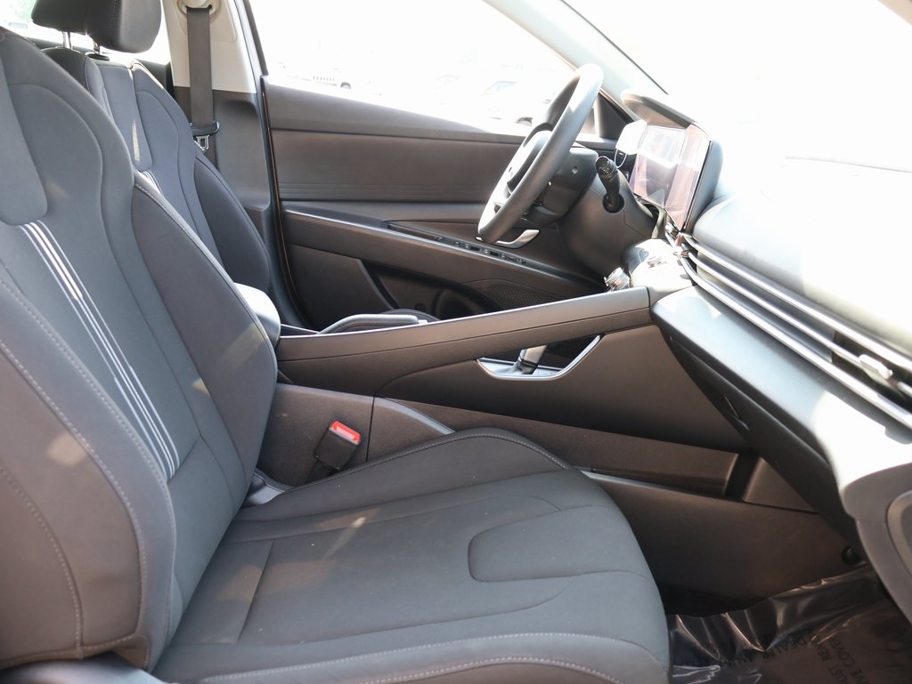 2024 Hyundai Elantra SEL photo 9