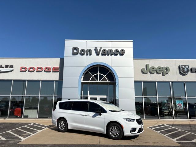 2026 Chrysler Pacifica Select's photo