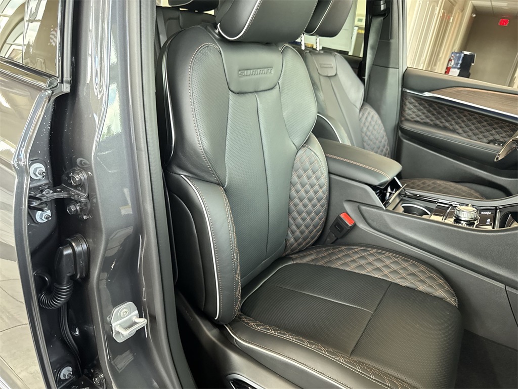 2025 Jeep Grand Cherokee Summit photo 28