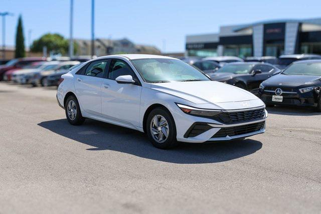 New 2025 White Hyundai SE image 1
