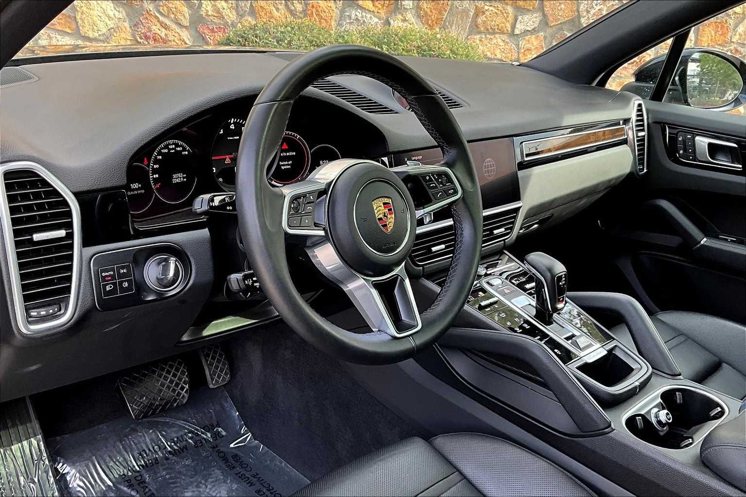 2023 Porsche Cayenne Turbo photo 3