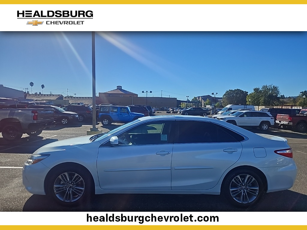 2015 Toyota Camry SE photo 2