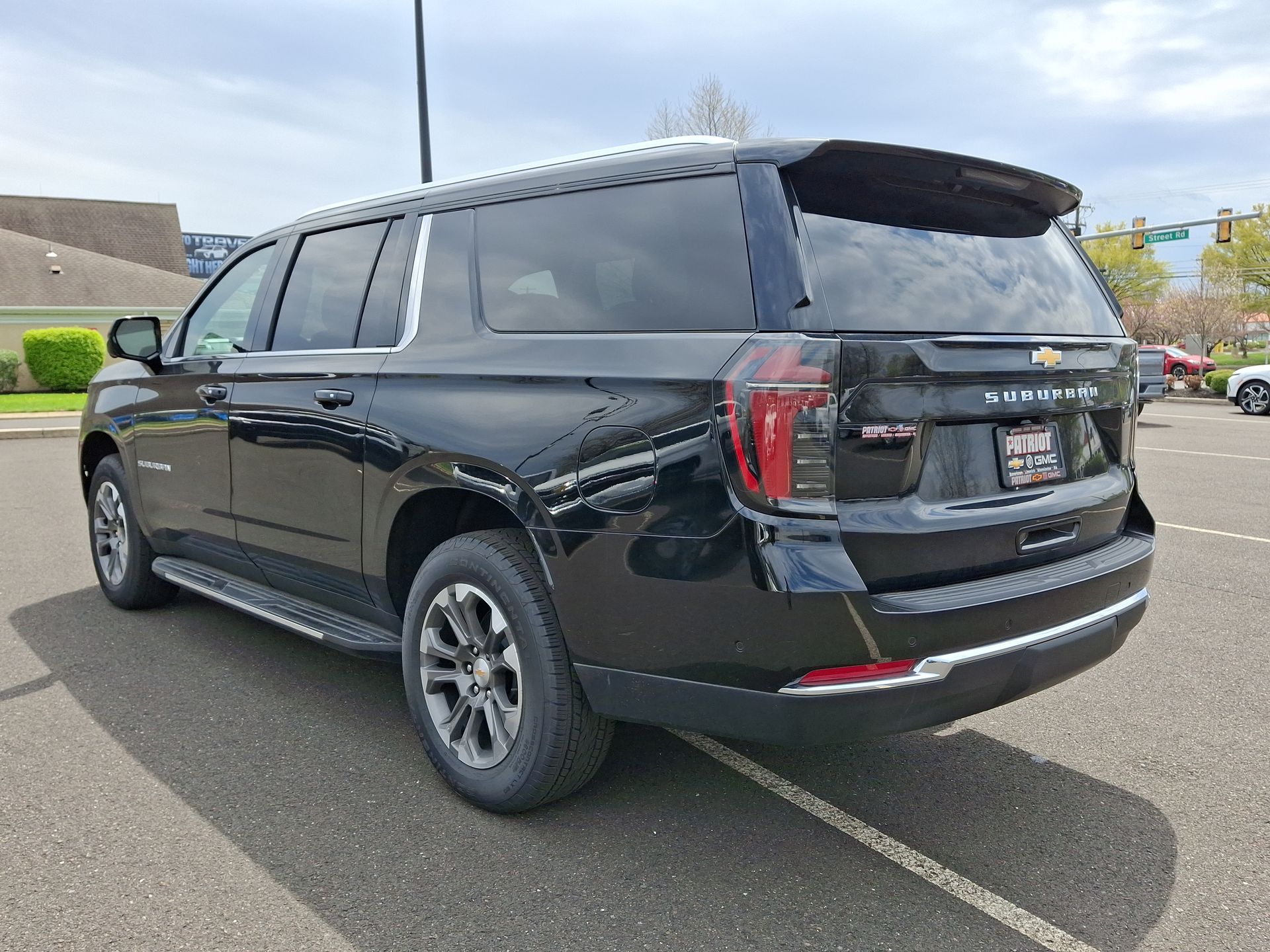 2025 Chevrolet Suburban Premier photo 3