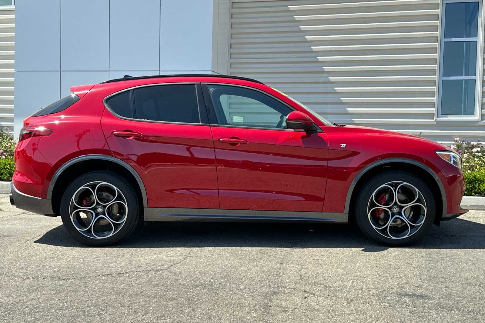 2022 Alfa Romeo Stelvio Ti photo 2