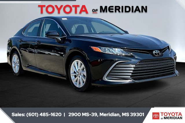 2024 Toyota Camry LE's photo