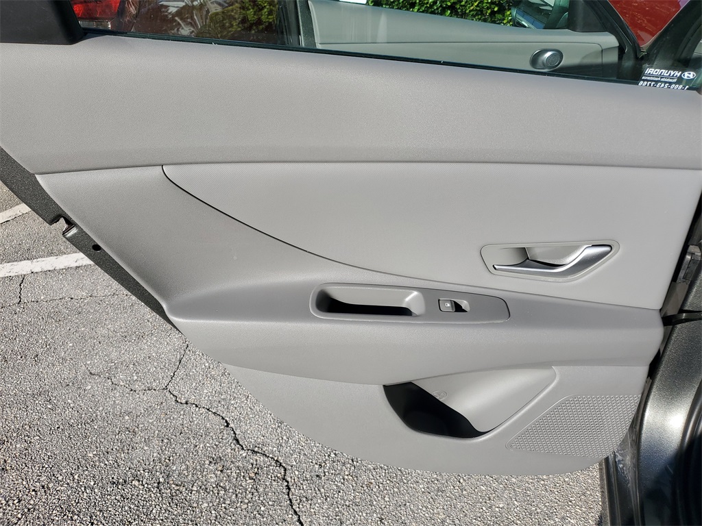 2025 Hyundai Elantra SEL Convenience photo 4