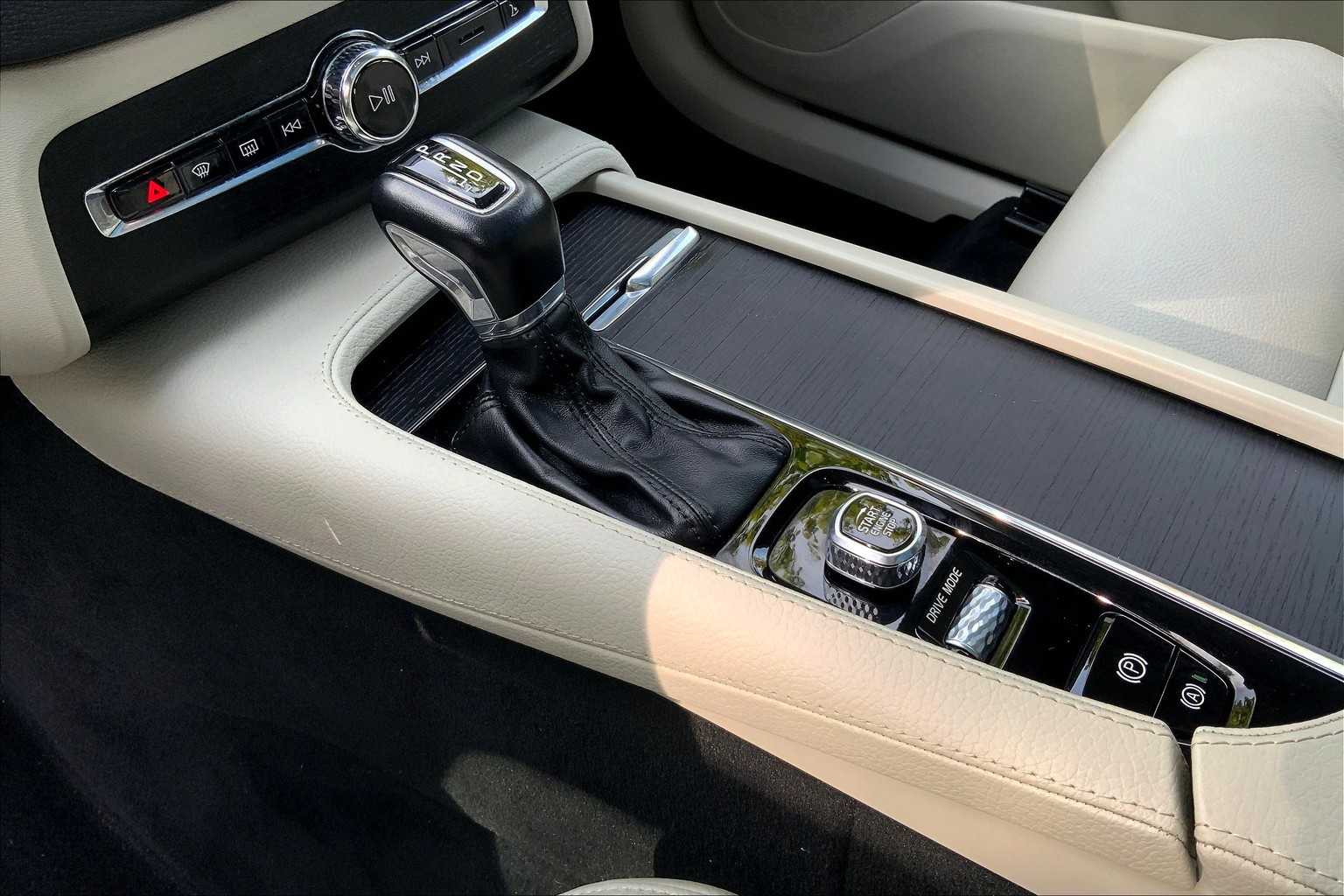 2020 Volvo XC90 Momentum photo 14