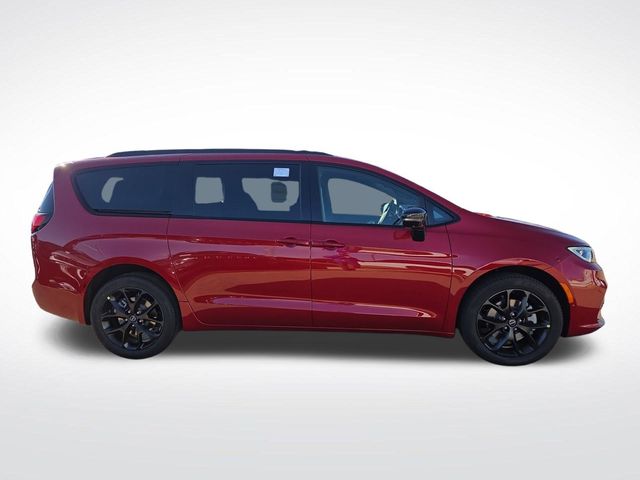 2026 Chrysler Pacifica Limited photo 2
