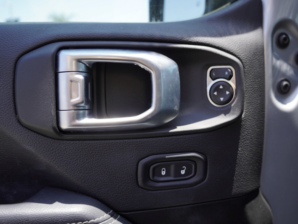 2023 Jeep Wrangler Sahara photo 12