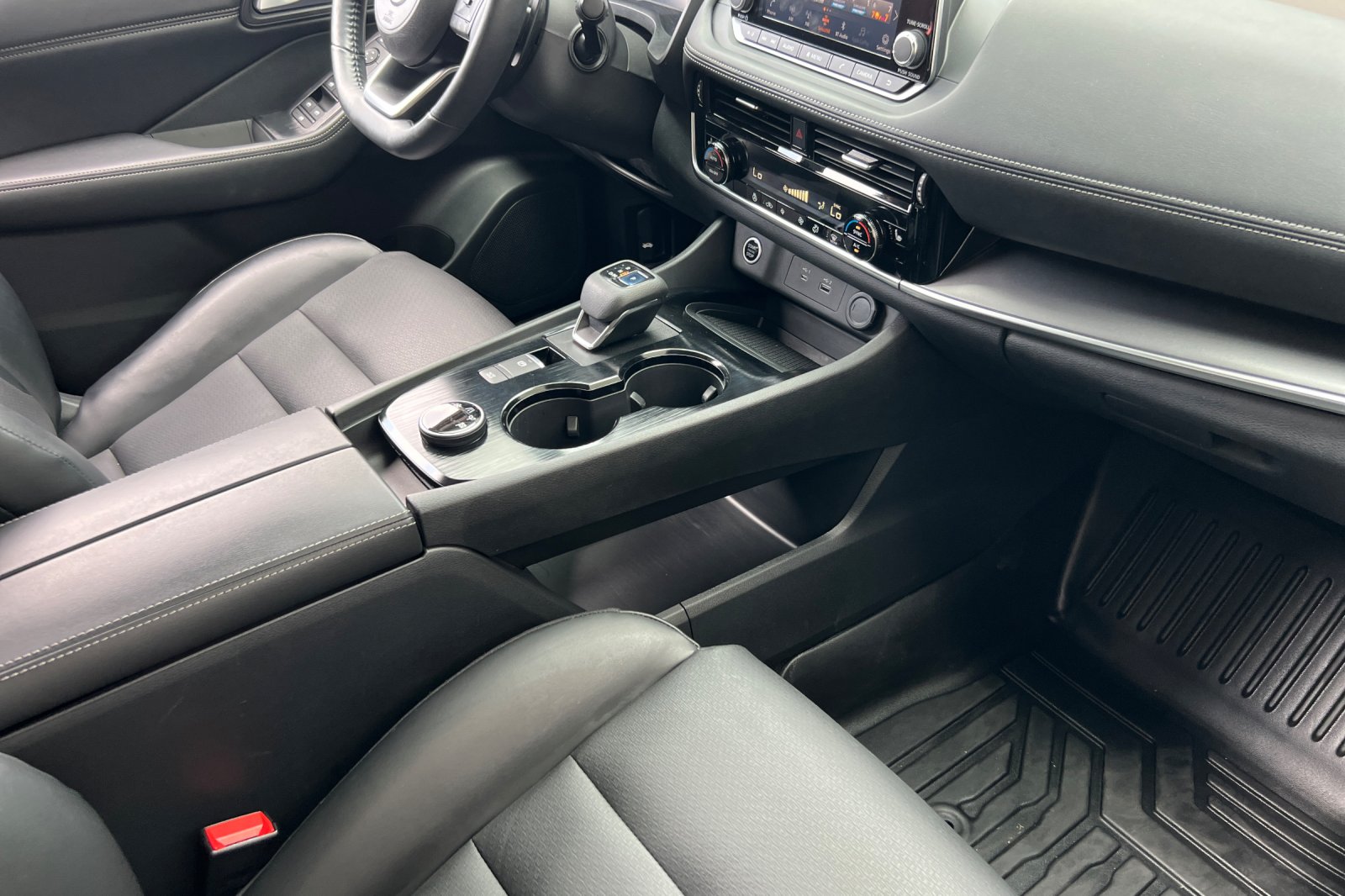 2022 Nissan Rogue SV photo 11