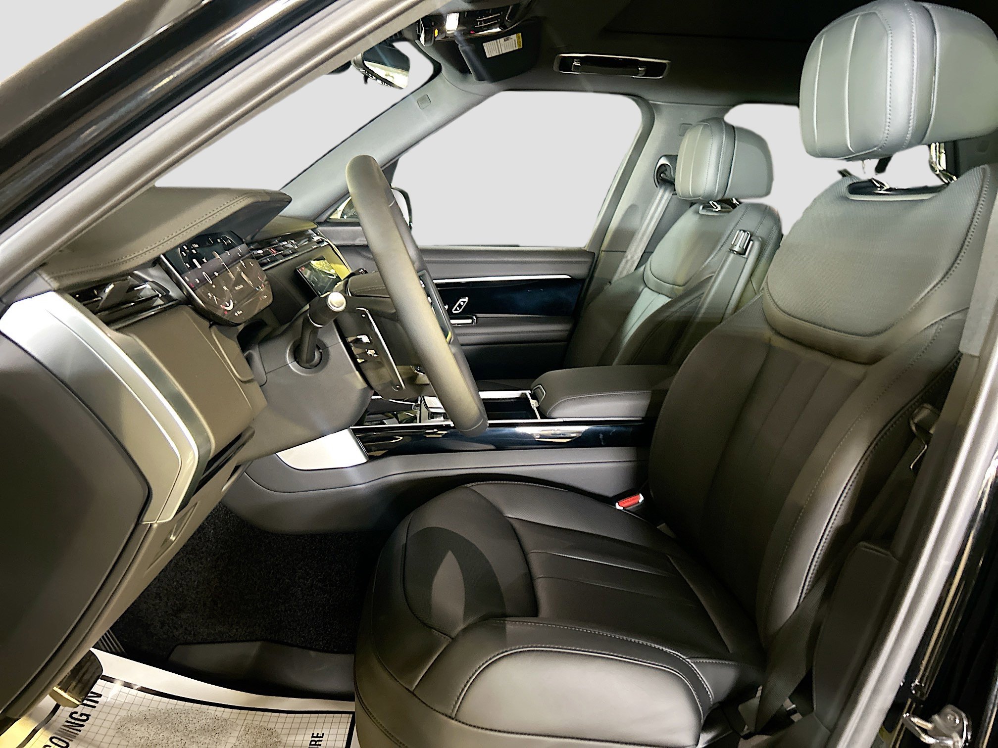 2025 Land Rover Range Rover SE photo 18