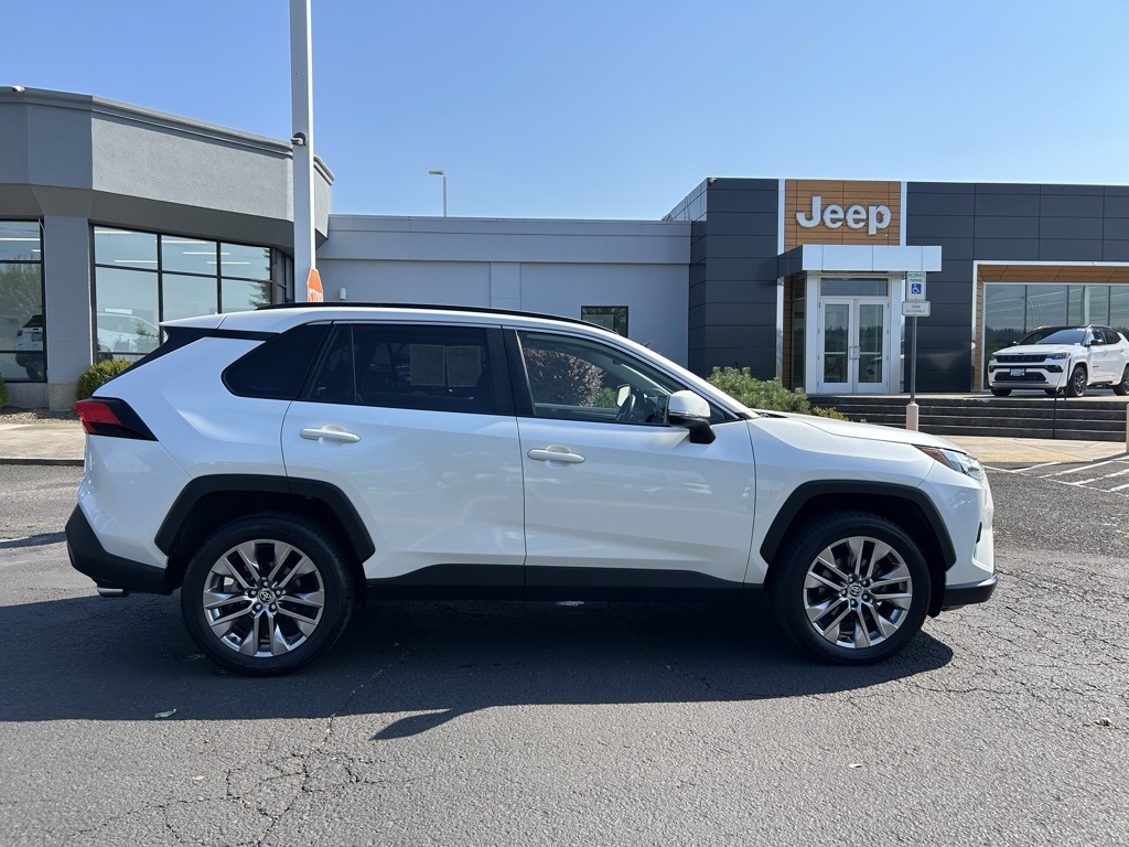 2022 Toyota RAV4 XLE Premium photo 4
