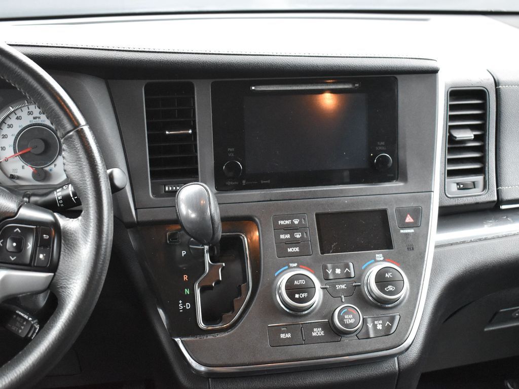 2017 Toyota Sienna SE photo 16