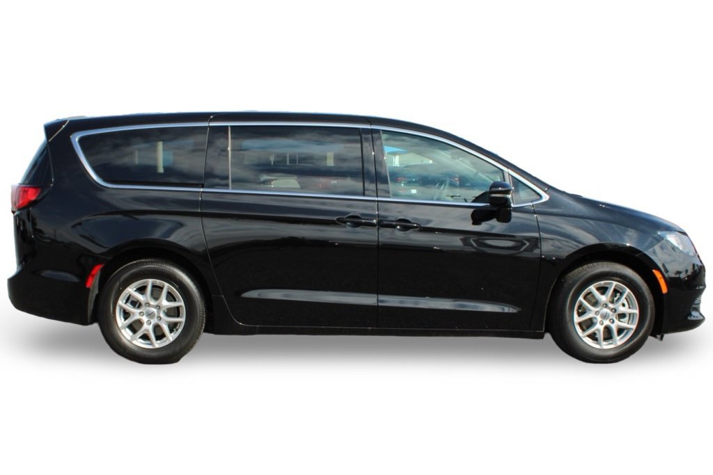 2025 Chrysler Voyager LE photo 4