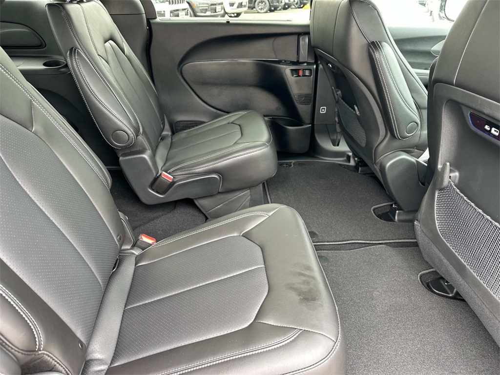 2025 Chrysler Pacifica photo 16