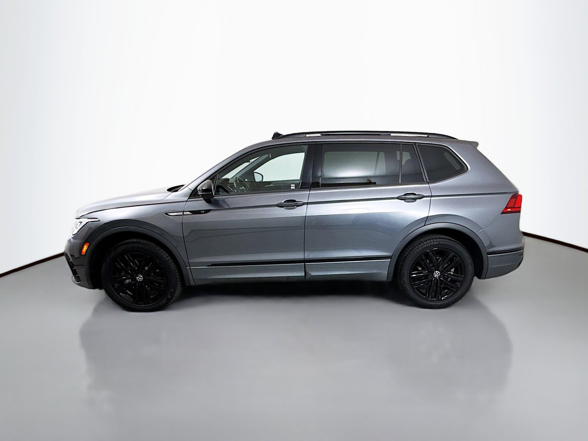 2022 Volkswagen Tiguan SE R-Line Black photo 3