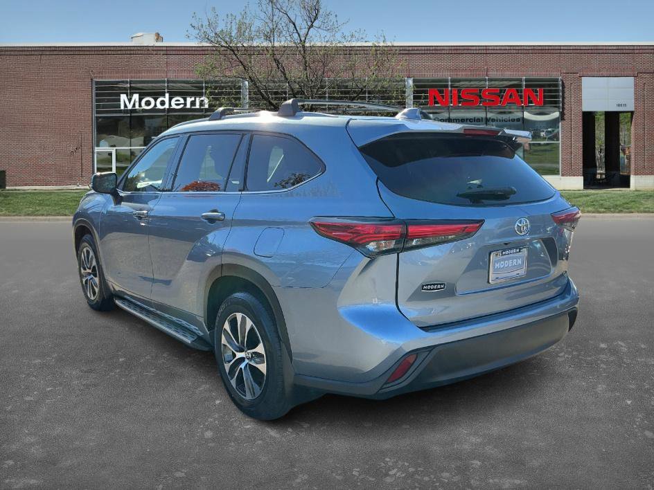 2022 Toyota Highlander XLE photo 2