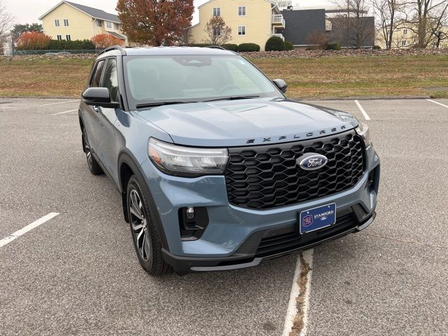 2025 Ford Explorer ST-LINE's photo