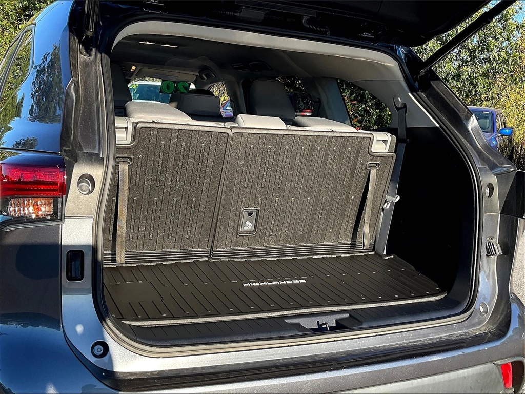 2020 Toyota Highlander Hybrid LE photo 36