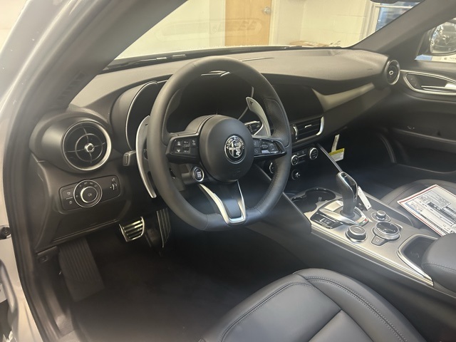 2025 Alfa Romeo Giulia Base photo 10
