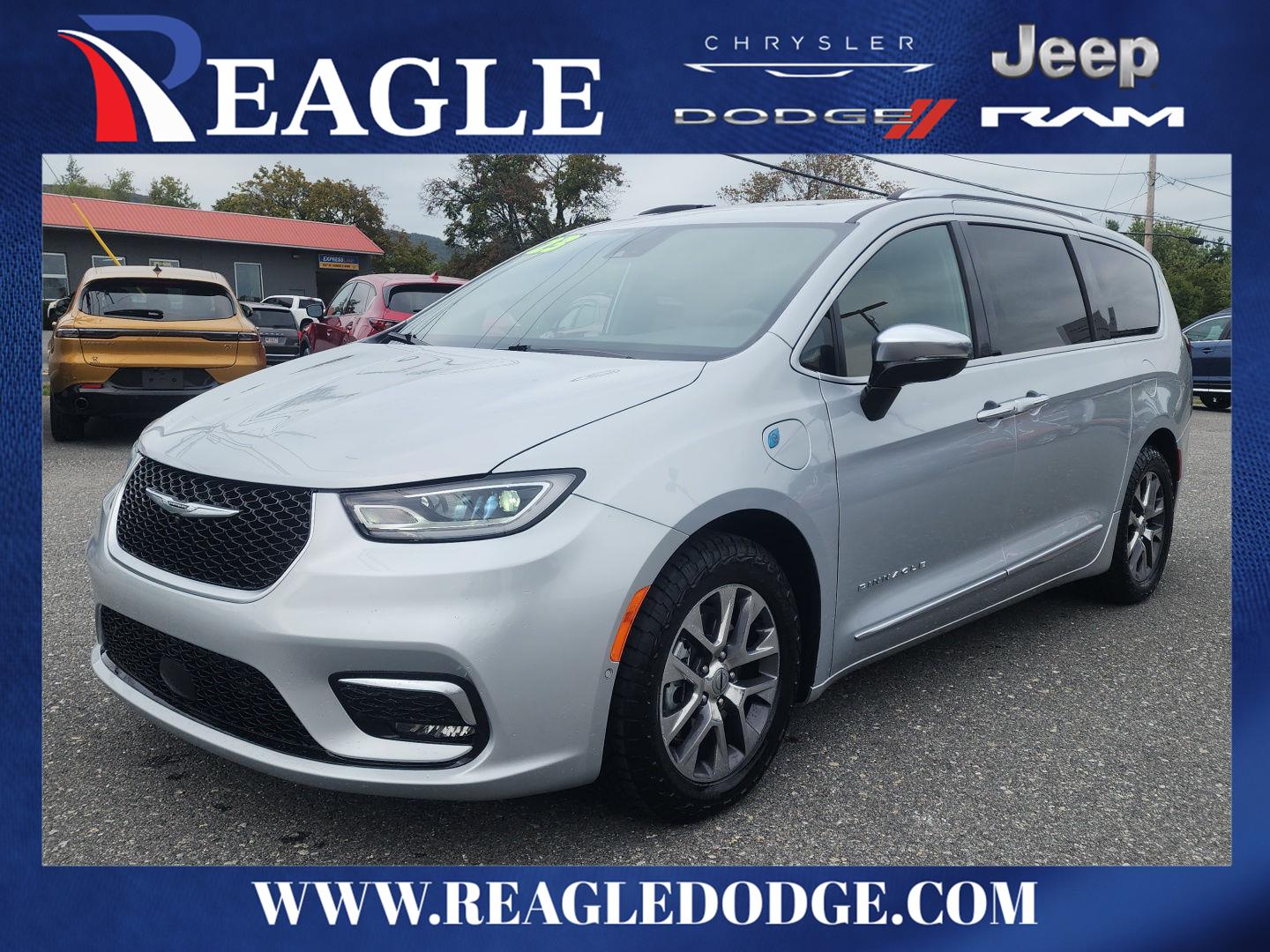 2023 Chrysler Pacifica Hybrid Pinnacle's photo