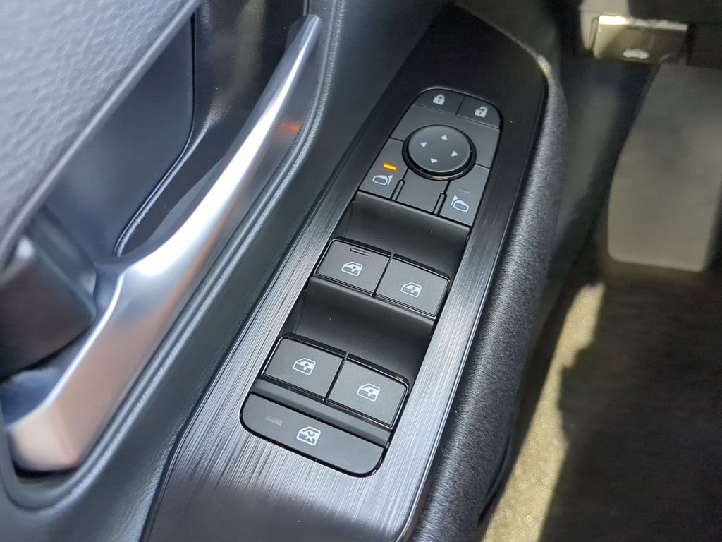 2025 Nissan Kicks SV photo 17