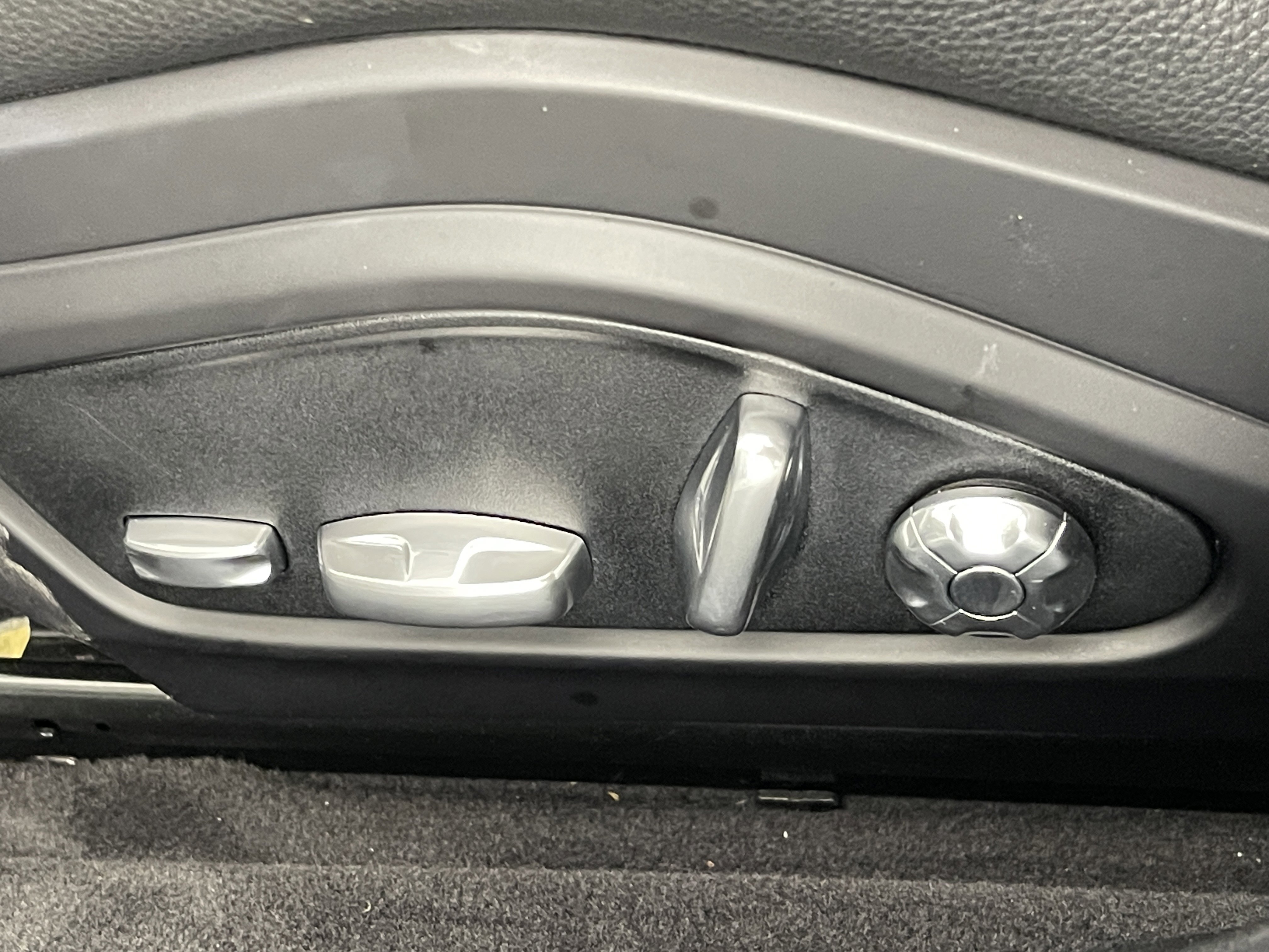 2018 Porsche Panamera 4 photo 2