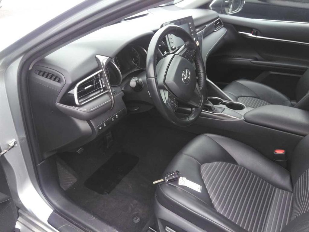 2021 Toyota Camry SE photo 5